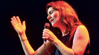 Ist beim Spielen und Singen immer ganz bei sich: Bandleaderin Cymin Samawatie im Eröffnungskonzert von Enjoy Jazz im Karlstorbahnhof.