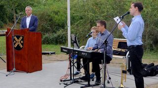 Bürgermeister Gottfried Störmer (li.) und Musiker: Mit dem gemeinsam gesungenen Deutschlandlied klang die Feier zur Einheit aus.