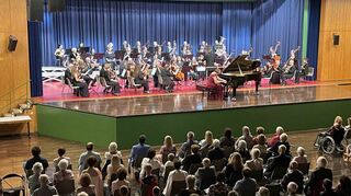 Die Starkenburg Philharmoniker bieten dem Publikum im Viernheimer Bürgerhaus ein hervorragendes Konzert.