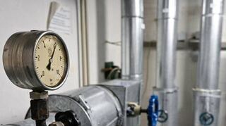 Fernwaerme-Armaturen in einem Heizungskeller (Foto vom 15.06.2023). Nach langem Ringen stimmt der Bundestag heute (Freitag) ueber das Heizungsgesetz ab. Damit soll der Ausstieg aus Gas und Oel im Gebaeudebereich festgeschrieben werden. Neue Heizungen, die ausschliesslich mit fossilen Energien betrieben werden, duerfen dann spaetestens ab 2028 im Regelfall nicht mehr eingebaut werden. (Siehe epd-Bericht vom 08.09.2023) *** Local Caption *** 00488209