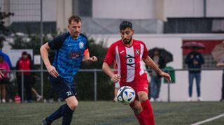 Szene aus dem Ried-Derby in der Kreisoberliga: Der Bibliser Kapitän Romario Kronauer (l) im Zweikampf mit Lampertheims Abdulhameed Al Windawi.