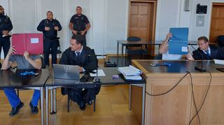 Oussama S. mit seinem Koblenzer Strafverteidiger Ralph Querbach und Oussama H. mit Strafverteidiger Christoph Pawlowski aus Aachen.