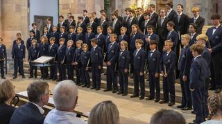 Die weltbekannten Regensburger Domspatzen unter der Leitung von Domkapellmeister Christian Heiß (l.) sind zu einem Konzert angereist.