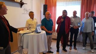 Jonas Schulte (links) weckt in der VfR-Stadiongaststätte Erinnerungen. Gerade Bürstadts Kulttrainer Lothar Buchmann hat viel zu erzählen.