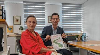 Dagmar Klopsch-Güntner und Thorsten Walther mit dem Plakat.