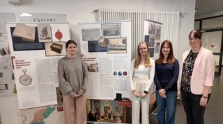 Geschichtslehrerin Kathrin Duckheim (r.) hat mit Schülern der zehnten Klassen die Ausstellung zur Demokratiegeschichte vorbereitet.