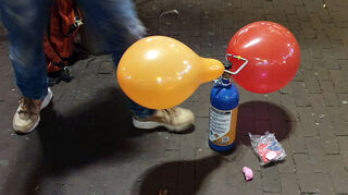 Lachgas wird beispielsweise verkauft, um Luftballons zu füllen. Es wird aber immer mehr als Rauschmittel missbraucht.