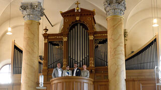Dekan Karl Jung (v.l.), Roswitha Niedermeier, Klaus Krämer und Stefanie Janho vor der Orgel von St. Sebastian.