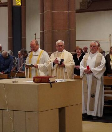 Die Pfarrer feiern den Gottesdienst zum 40-jährigen Bestehen.