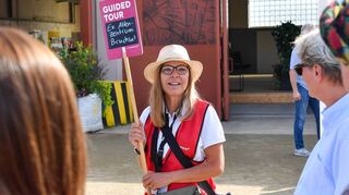 Erkennbar an der roten Weste der Tourist-Info: Gästeführerin Christiane Säubert beim Start mit einer Gruppe auf dem Spinelli-Gelände der Bundesgartenschau.