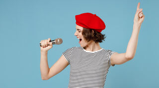 Chansons singen lernt man bei der Volkshochschule.