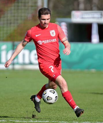 Auch der Ex-Waldhöfer Giuseppe Burgio (hier im Trikot des FC Gießen) kickt mittlerweile beim SV Hummetroth.