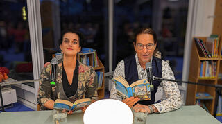 Nach zweijährigem Umbau kehrt mit dem Autorenpaar Britta und Christian „Chako“ Habekost das Leben in die Stadtbibliothek Schriesheim zurück.
