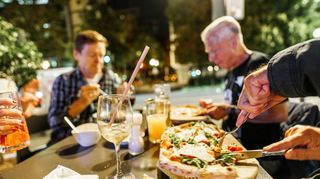 Rund drei Milliarden Euro pro Jahr kostet den Staat dei gesenkte Mehrwertsteuer auf Speisen in den Restaurants. Das ist dem ZEW Mannheim zu viel.