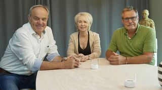 Volker Finkelmeyer (v. l.), Silke Vetter-Kissel und Norbert Ehrenfels präsentieren den Jahresbericht der Bürgerstiftung Bürstadt.
