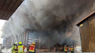 Eine Maschinenhalle in Sinsheim-Ehrstädt steht in Vollbrand.