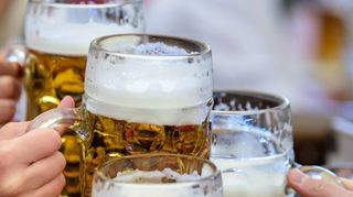 Ein Unternehmer aus Hirschberg soll Biersteuer und Mehrwertsteuer in Millionenhöhe hinterzogen haben.