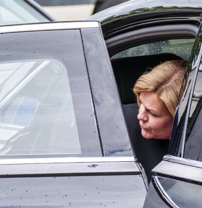 SPD-Kandidatin Nancy Faeser in ihrem Dienstwagen.