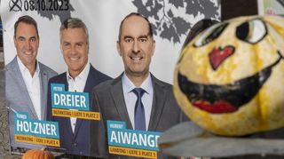 Wahlplakat mit Kürbiskopf in Rottenburg an der Laaber, der Heimat von Hubert Aiwanger, dem umstrittenen Spitzenkandidat der Freien Wähler.