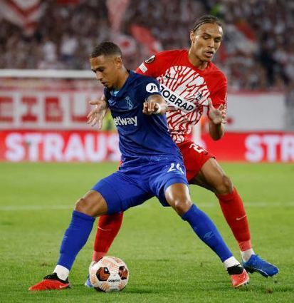 Duell zwischen Freiburgs Kiliann Sildillia (r.) und West Hams Thilo Kehrer.