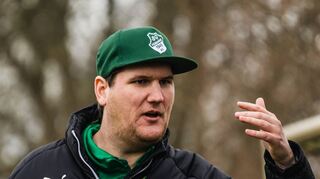 Auf der Suche nach dem Gaspedal: Hüttenfelds Trainer Christian Schmitt fragt sich, warum seine Mannschaft in der Liga noch nicht richtig in die Gänge gekommen ist.