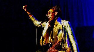 Lakecia Benjamin spielt im Rahmen ihrer aktuellen Tournee in der vollbesetzten Alten Feuerwache in Mannheim.