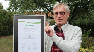 Siedlerchef Hans Held mit der Urkunde über den ersten Platz beim Bundeswettbewerb – einer der Anlässe, die jetzt beim Siedlerfest gefeiert werden.