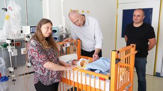 Spezialbehandlung in Mannheim: Fetalchirurg Thomas Kohl (Mitte) hat Georgis „offenen Rücken“ im Mutterleib verschlossen.