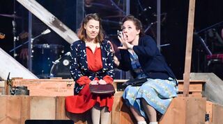 Das Joy-Fleming-Musical wurde während der Buga in Mannheim gleich mehrmals auf der Spinelli-Bühne aufgeführt. Hier im Bild: Jeannette Friedrich alias  Jo Flemming (links) und Lise gespielt von Birgit Widmann.