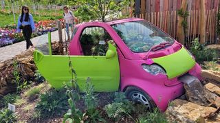 Ein Auto als Blumenkasten - hat nicht jeder im Garten, ist aber ein Hingucker auf Spinelli.