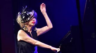 Aki Takase hat mit „Japanic“ ein neues Bandprojekt gestartet – sie spielt wie gewohnt Stakkato am Piano.
