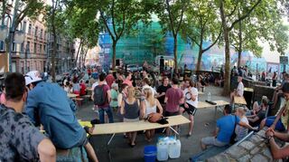 Der Platz an der Beilstraße ist ein Zentrum des Stadtteils – hier wird oft gefeiert. Die Aufnahme entstand bei einem Konzert im Sommer 2014.