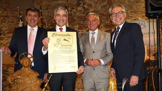 Christoph Oeldorf (von links), Stephan Harbarth mit Ernennungsurkunde, Thomas Strobl und Stefan Dallinger.