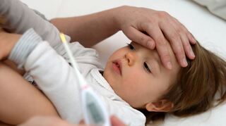 Infektionen sind bei Kindern nicht ungewöhnlich. Ob es sich um eine Kinderkrankheit handelt, lassen Eltern am besten von einem Arzt abklären.