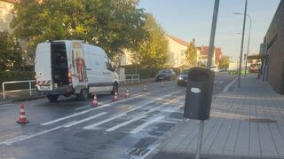 Heidelberg-Pfaffengrund: Unbekannte haben mit Wandfarbe einen Zebrastreifen auf Straße gepinselt.
