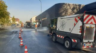 Mühsame Arbeit: Die Stadt Heidelberg war damit beschäftigt, die Farbe von der Fahrbahn zu entfernen