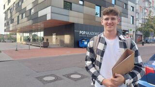 Rouven Gruber hat gerade mit dem Studiengang Musikbusiness an der Popakademie begonnen. Dazu ist er Kandidat in der TV-Show „The Voice“.