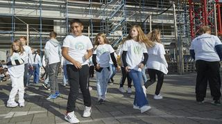 Gut drauf: Tanzende Schillerschüler präsentieren sich beim Richtfest für das neue Schulgebäude.