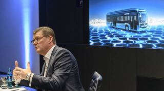 Daimler-Buses-Chef Till Oberwörder auf einer Pressekonferenz.
