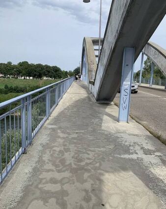 Die Gehwege auf der Neckarbrücke werden saniert.