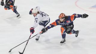 06.10.2023, xgox, Eishockey - Penny DEL, Grizzlys Wolfsburg - Adler Mannheim emspor, v.l. Daniel Fischbuch (Mannheim, 71), Jannik Moeser (Wolfsburg, 24) Zweikampf, Duell, Kampf, tackle Foto © PIX-Sportfotos *** Foto ist honorarpflichtig! *** Auf Anfrage in hoeherer Qualitaet/Aufloesung. Belegexemplar erbeten. Veroeffentlichung ausschliesslich fuer journalistisch-publizistische Zwecke. For editorial use only.
