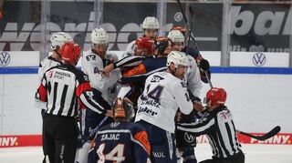 06.10.2023, xgox, Eishockey - Penny DEL, Grizzlys Wolfsburg - Adler Mannheim emspor, v.l. Auseinandersetzung zwischen Korbinian Holzer (Mannheim, 4) und Jean Christophe Beaudin (Wolfsburg, 16) Foto © PIX-Sportfotos *** Foto ist honorarpflichtig! *** Auf Anfrage in hoeherer Qualitaet/Aufloesung. Belegexemplar erbeten. Veroeffentlichung ausschliesslich fuer journalistisch-publizistische Zwecke. For editorial use only.