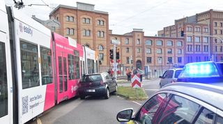 Ein Autofahrer und eine Straßenbahn sind am Samstagmorgen in Mannheim-Wohlgelegen zusammengestoßen.