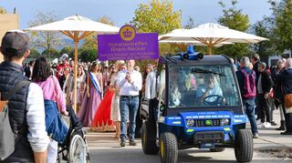 Die Polizei eskortiert den Umzug der Hoheiten beim Hoheitentreffen der Metropolregion auf der Bundesgartenschau.
