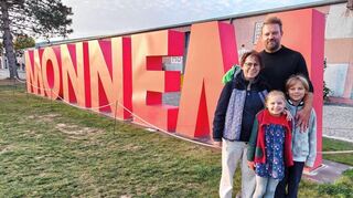 Karolin Hild und ihr Mann Sören Vitic mit ihren Kindern Caspar und Sasha Marie vor dem großen „Monnem“-Schriftzug auf Spinelli. Sören Vitic lobt die gute Organisation auf der Buga.