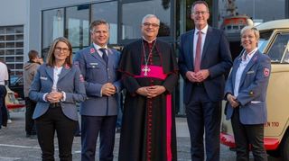 Begrüßung der Ehrengäste am Festabend: Malteser-Vizepräsidentin Clementine Perlitt (v. l.), Diözesanleiter Dr. Christopher Wolf, Bischof Dr. Karl-Heinz Wiesemann, Innenminister Michael Ebling, Diözesangeschäftsführerin Jennifer Arweiler.