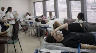Israelis spenden nach den Anschlägen Blut beim Rettungsdienst Magen David Adom in Jerusalem.