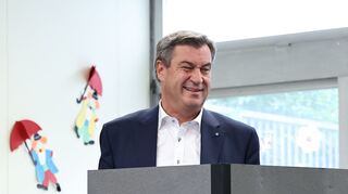 Markus Söder, CSU-Spitzenkandidat und Ministerpräsident von Bayern, gibt seine Stimme ab. Seine Partei liegt vorne.