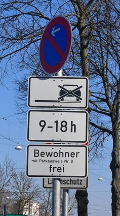 Werden jetzt abmontiert: die Schilder zur Anwohnerparkzone.