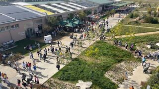 Viel Gewusel rund um die U-Halle: Auf den Wegen auf Spinelli tummelten sich am Sonntag Tausende Menschen.